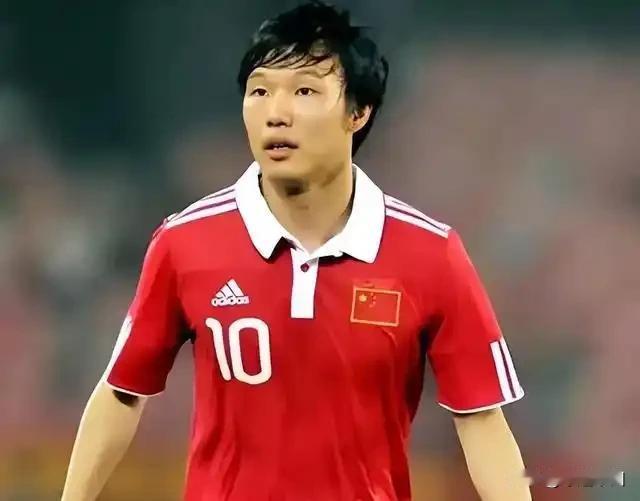 2011年，23岁的邓卓翔在国足与阿联酋的友谊赛中完成最后一次亮相，这位曾两度改