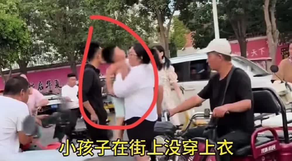 一个三岁小男孩没穿上衣，居然遭到一位女子斥责？到底怎么了？女拳要打到小孩子身上了