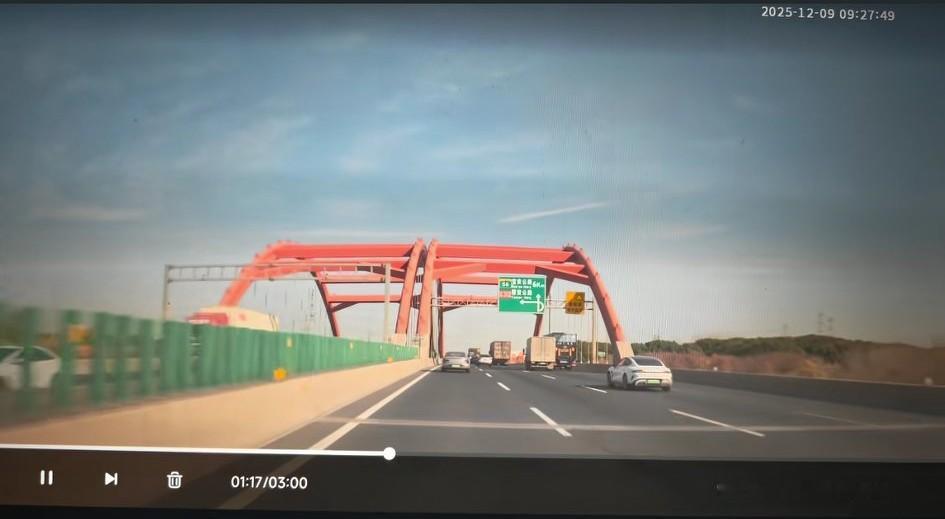 其他视角给出的小米su7的碰撞事故视频！这台小米su7一开始明明在最右边车道行