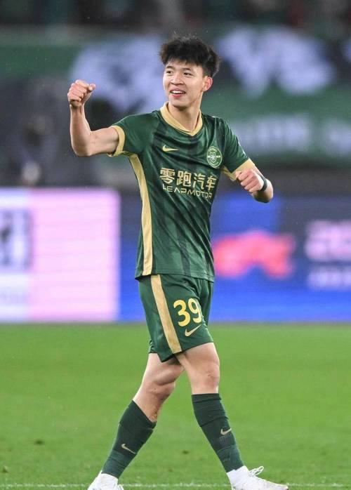 国足天才少年迎来留洋绝佳机会，德甲球队抛来橄榄枝。媒体人苗原爆料：“听说德甲球