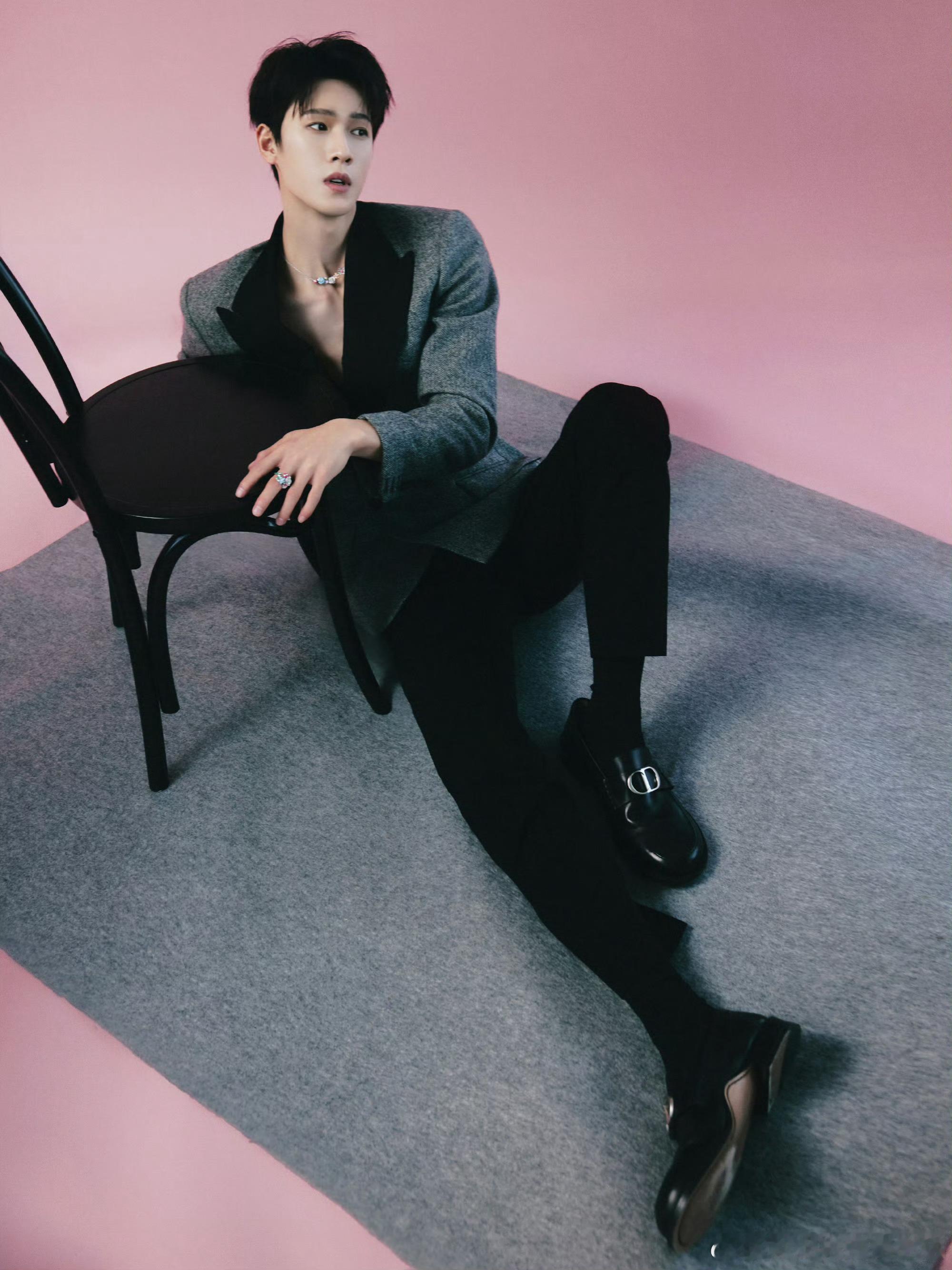 李昀锐Dior活动造型出图，今天是花童子，这个逆天的身材比例🥰🥰