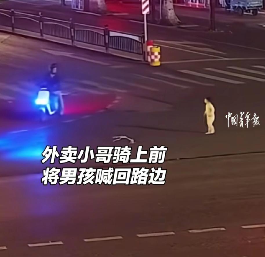 泪目了！大半夜的，浙江嘉兴的街头冷得人直打颤，凌晨3点，一个光脚的小男孩却在马路