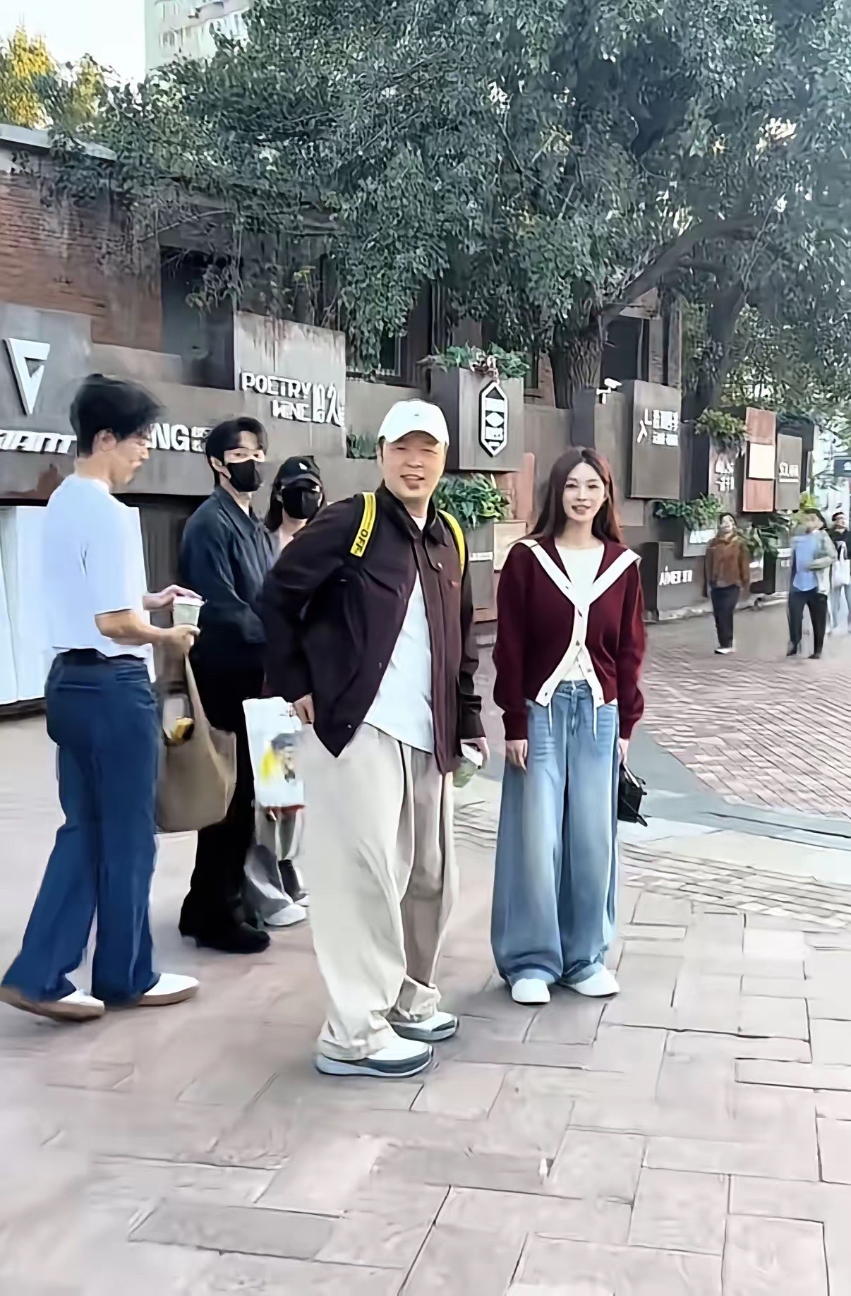 网友北京偶遇杜海涛沈梦辰，生图里沈梦辰小脸精致甜美。被路人认出时二人一脸懵，粉丝说不拍照，她主动上前
