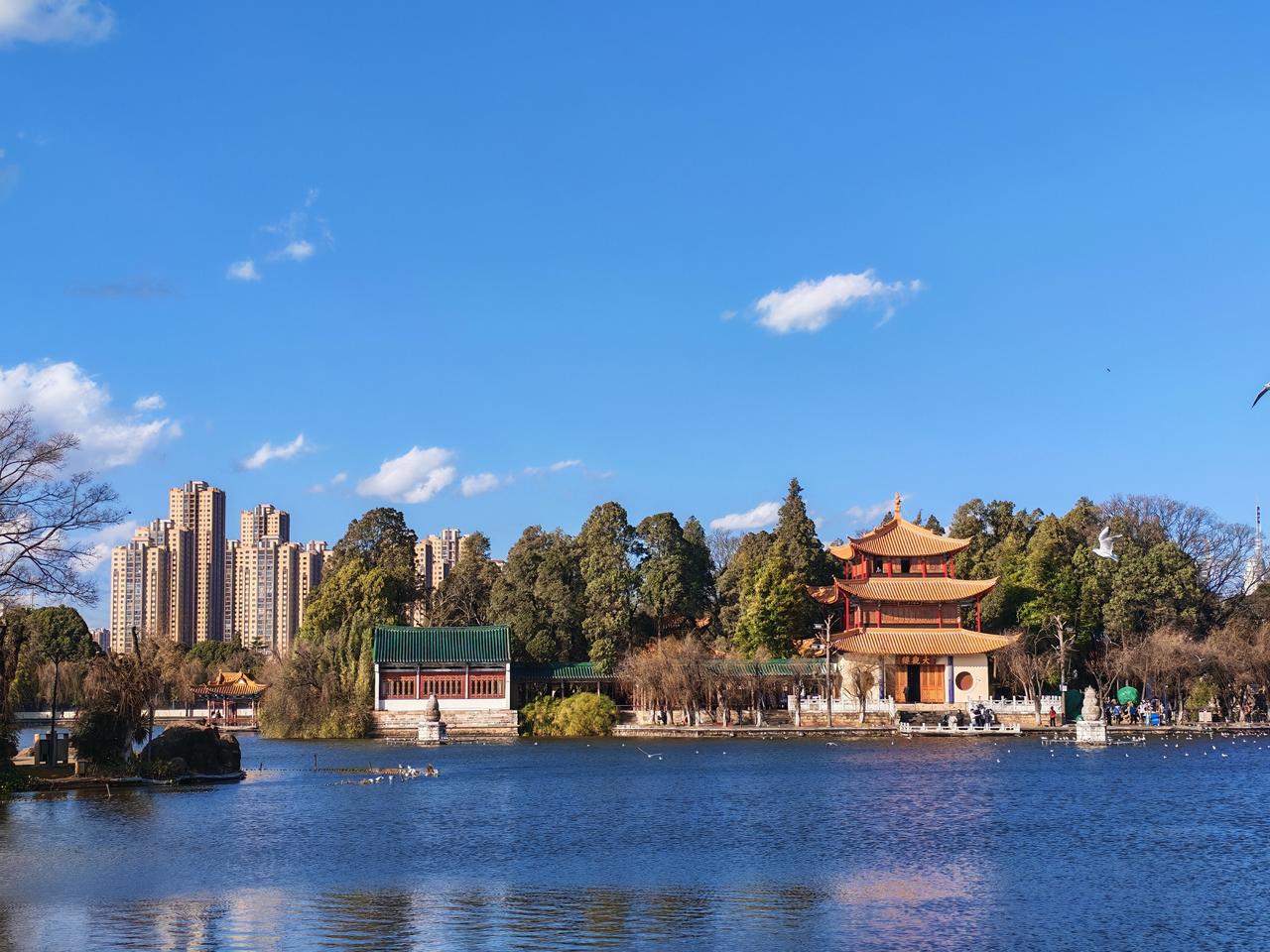 【塔利班永久封杀女性教育权，肯定能促进人口生育率的提高。】媒体报道，塔利班宣布永