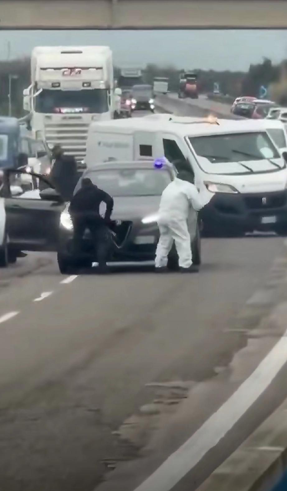 不愧是意大利，冬奥会期间南部发生运钞车抢劫案。光天化日之下，一伙至少8人的劫匪团