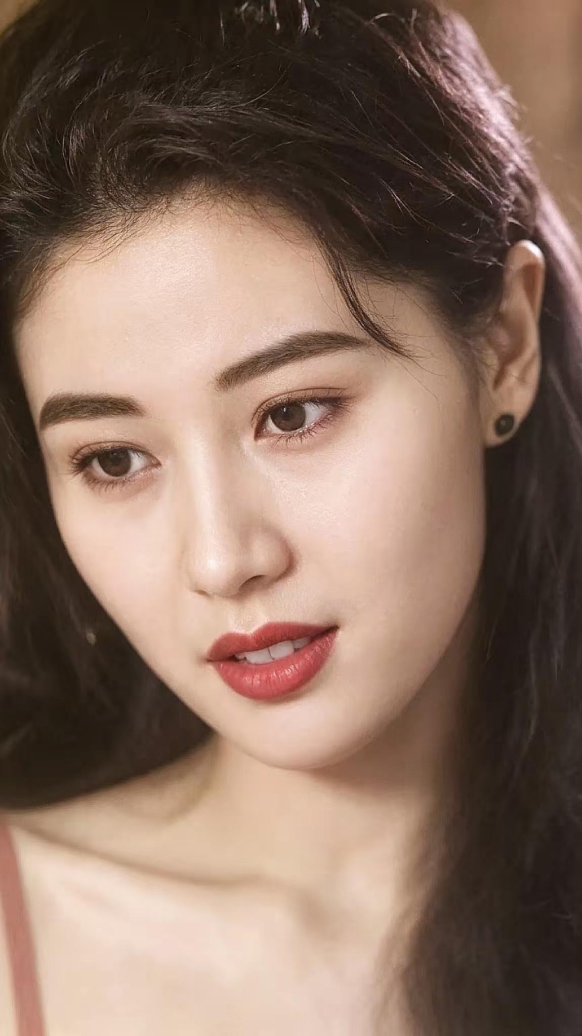 此女只应天上有人间哪得几回逢年轻时的李嘉欣身为演员与模特，颜值堪称香港典范