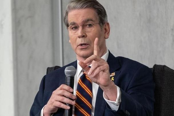 美国财长激动坏了：“中国再也无法卡我们脖子了”。 日前，美国财政部长贝森特前