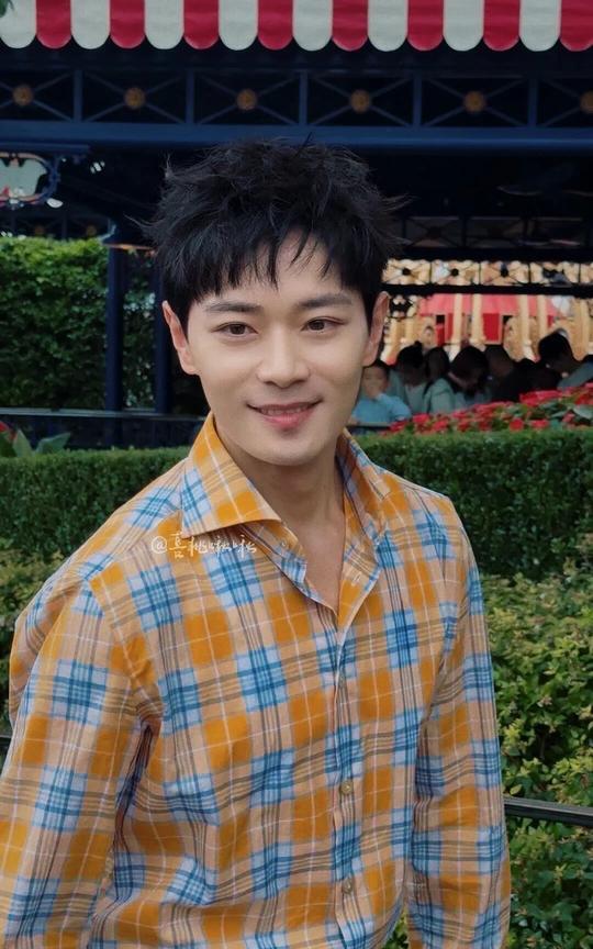 近日，演员曹骏在上海迪士尼游玩，不知道是不是拍摄宣传照。他上身穿着黄白相间的格子