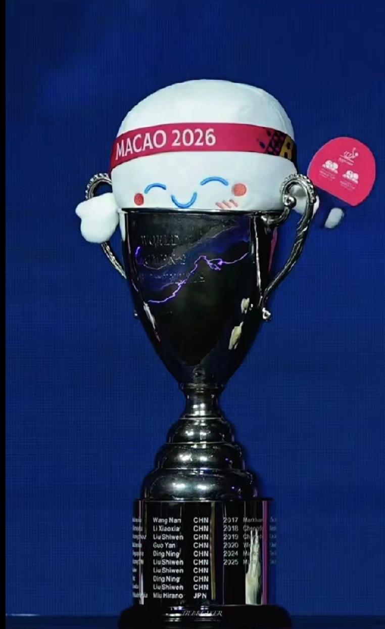 我们莎莎三年终于等来了为她拍照的人！你们看，前两届跟男单冠军拍照都是莎莎在拍照，