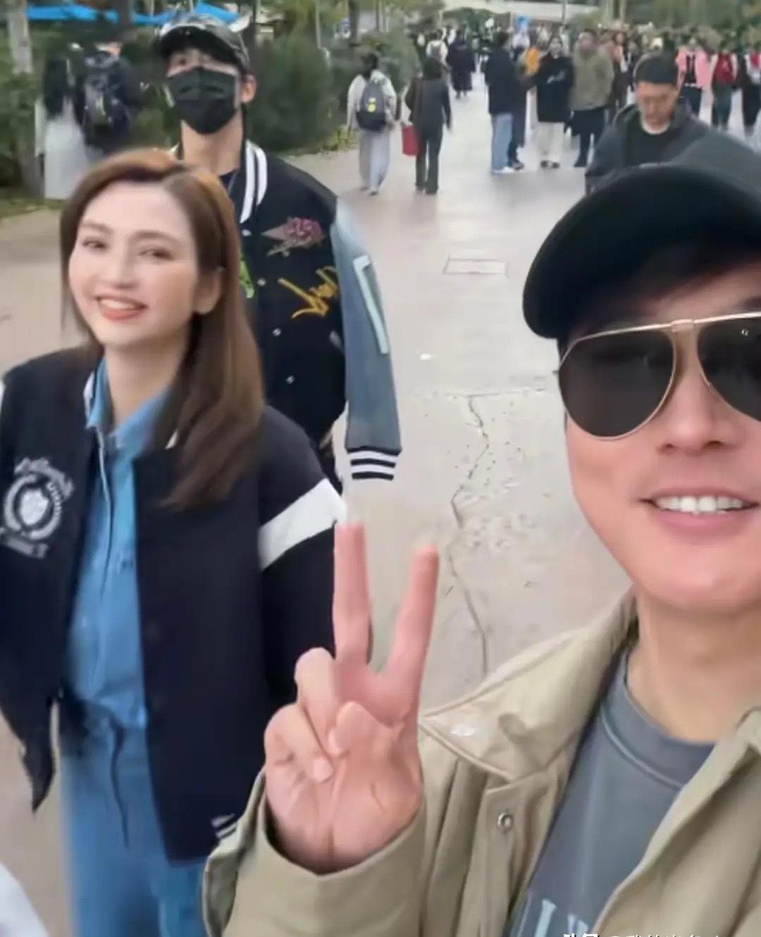 洪欣陪俩娃跳舞，11岁女儿身高快赶上妈妈，张丹峰帮老婆孩子拍照！