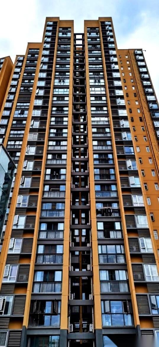 他理直气壮地跟我说：我在自己家走个路，有错吗？孩子跑两步，天塌下来了？我一下就