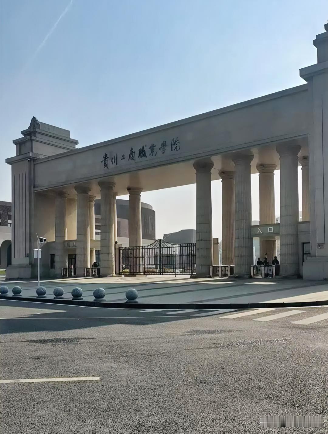 职场里打拼，最需要的是能持续进步，不要让别人有恨铁不成钢的感受。中年以后就特别能