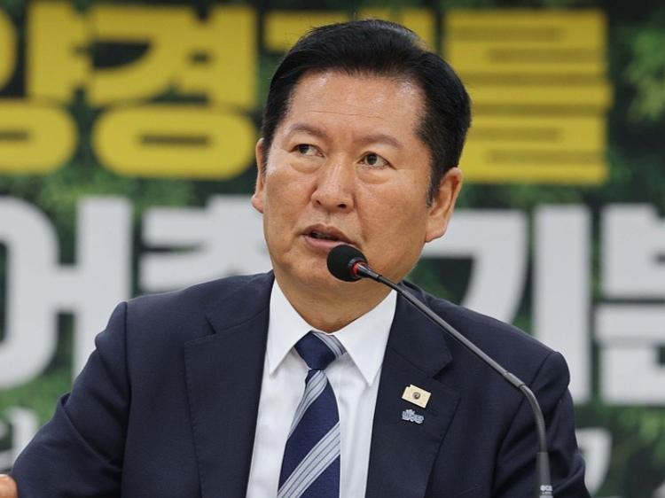 韩国执政党党首宣布辞职！6月24日，韩国执政党共同民主党党首在党内会议上正式