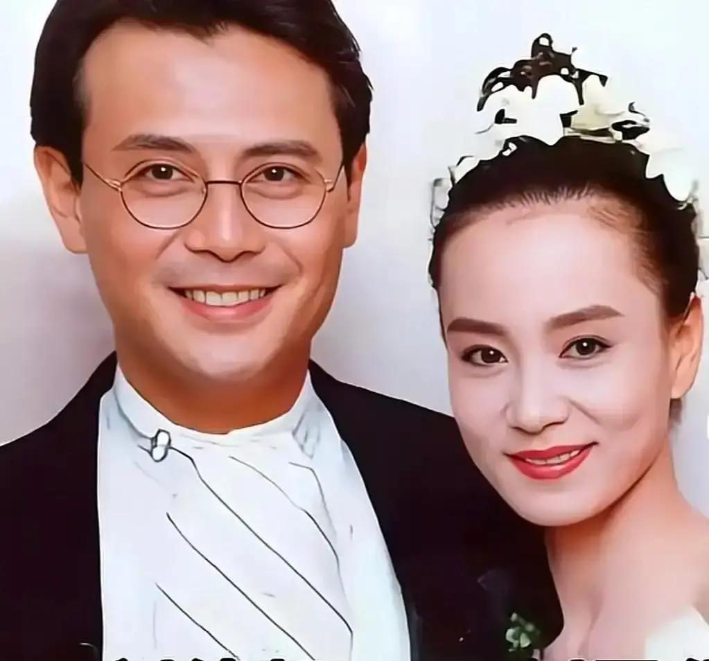 63岁刘雪华独居十年她没孩子，老公走后把电视24小时开着，狗当儿子养。网友