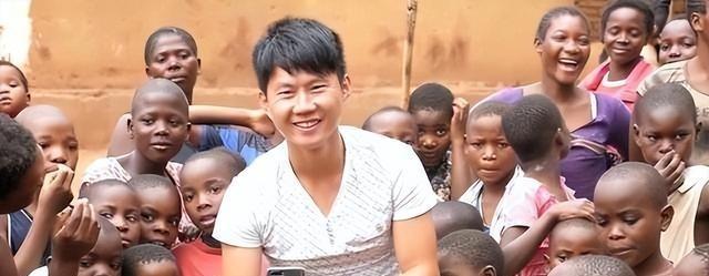 每年超过两万中国人选择扎根非洲，其中超过16万人甚至将这里当成了第二故乡。这事儿