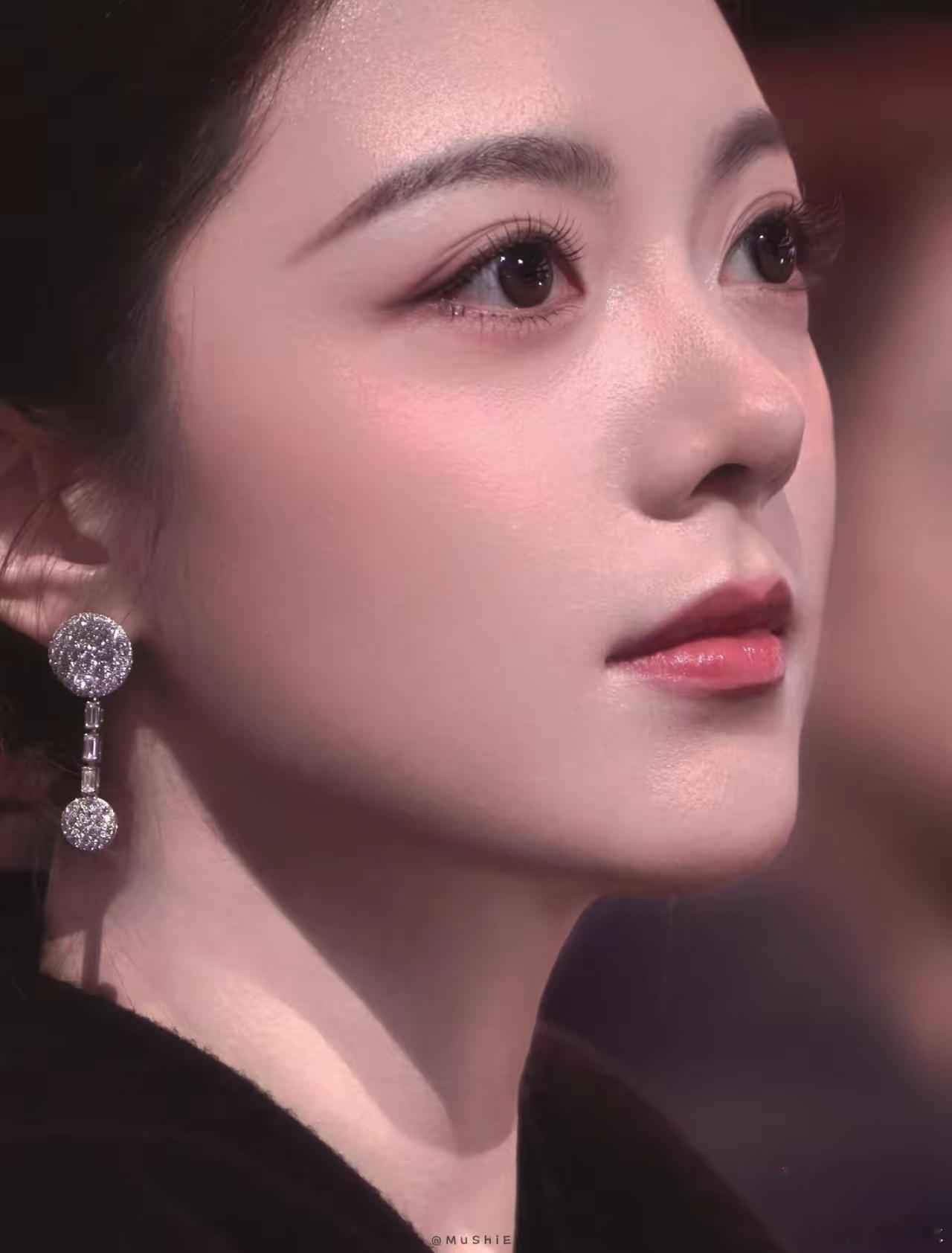 以前怎么没发现赵今麦还有点混血感鼻子也特别好看，又小又翘特别精致