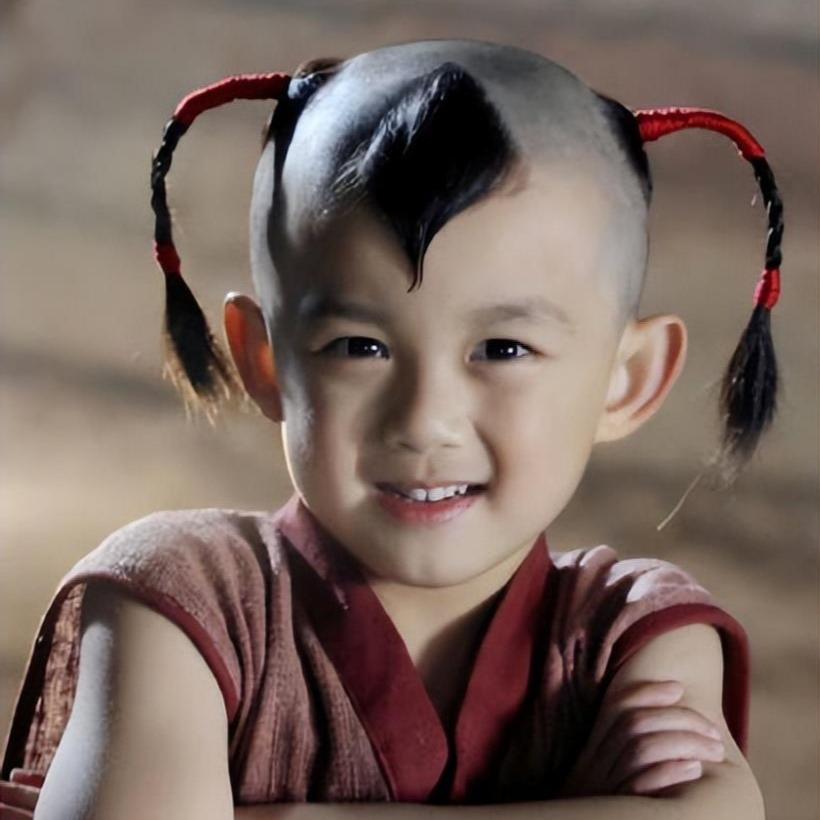 官媒盖章！26岁吴磊，才是娱乐圈真正的顶流！谁的童年没看过吴磊？从小童星走