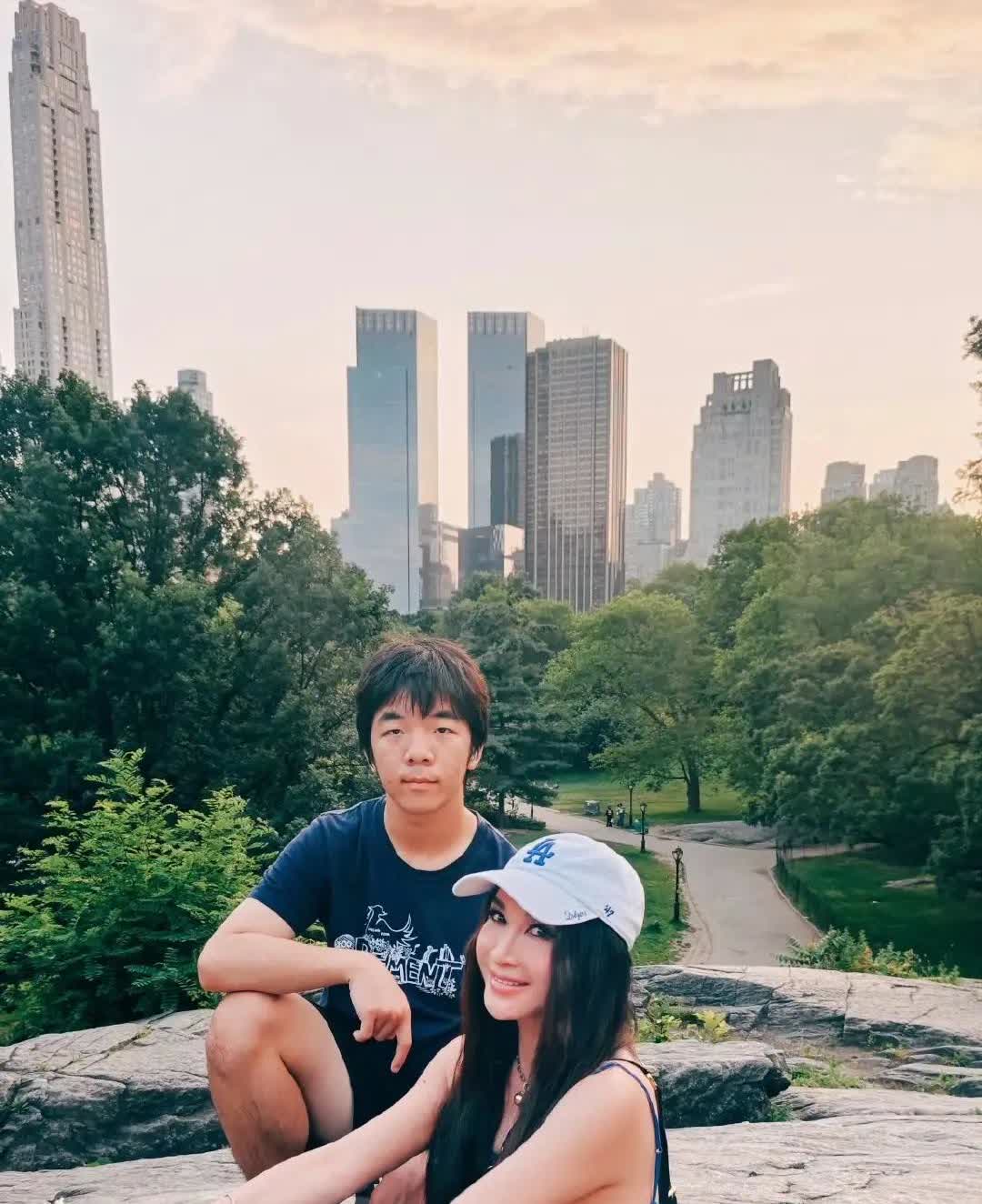 有个事儿我一直不敢说…温碧霞的养子真的不是他老公流落在外的亲儿子吗？这孩