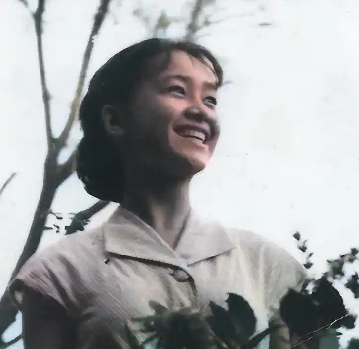 陈冲的母亲张安中究竟有多出众？她是复旦大学教授。清雅气质和举止从容，丝毫不输给荧