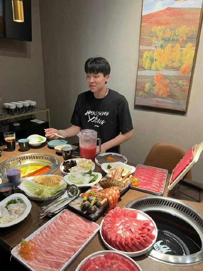 偶遇杨瀚森！！！杨瀚森在拉斯维加斯饭店吃火锅！近期，杨瀚森也是代表开拓者队再