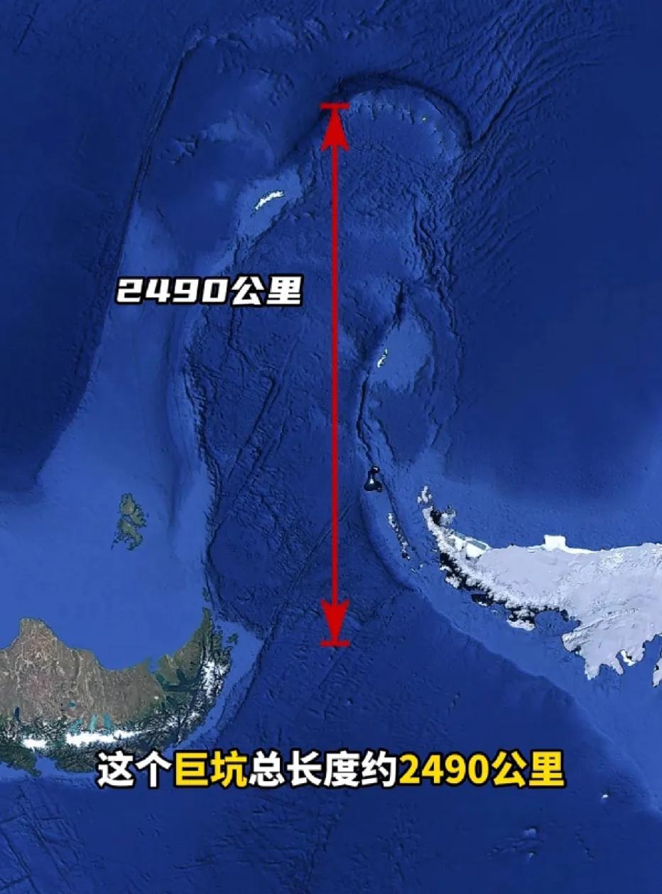 整个海峡看起来就像是被什么东西撞开的一样，越仔细看，越觉得压迫感满满。这个巨坑总
