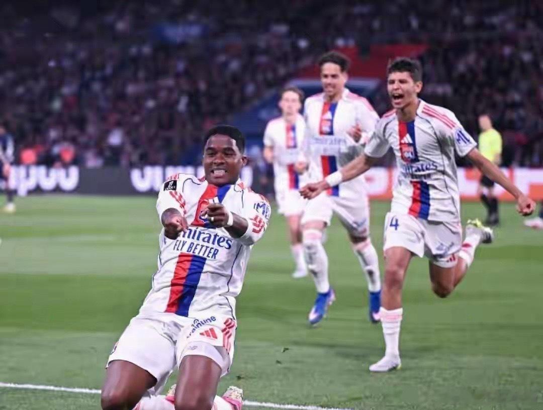 爆冷！里昂2-1力克大巴黎，皇马弃将传射封神今夏回归法甲第30轮，里昂客场2-1