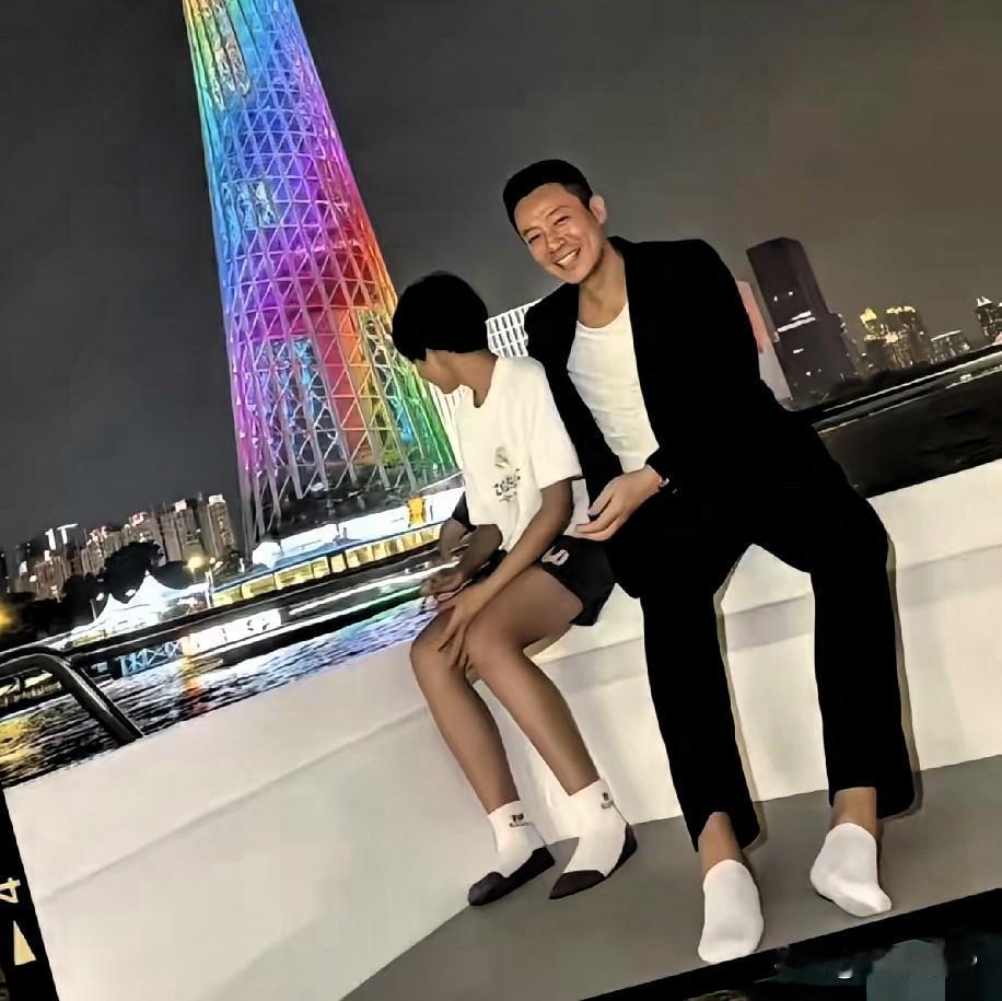 小菲带箖箖夜游广州，大大方方晒娃，在珠江上坐船看美景！也留下了一幅幅美好的画面！