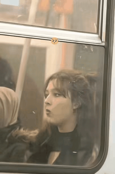 一个是撩妹高手[笑着哭]一个是拒绝高手[笑着哭]火车站台上，有一个男孩子看到火车