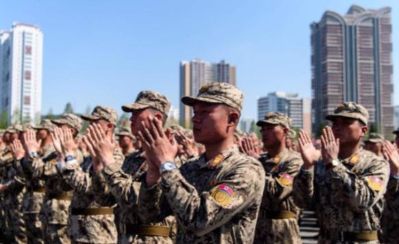 这下朝鲜彻底尴尬了！在近期，有两名在乌克兰被俘的朝鲜士兵已经按照意愿移交给韩国了