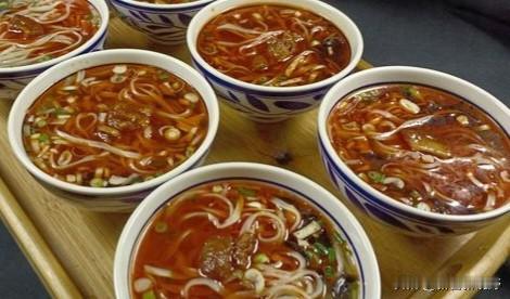 让我们在西安艳阳天西府饭店感受舌尖传奇哪里的臊子面最正宗?陕味臊子面西府大烩菜