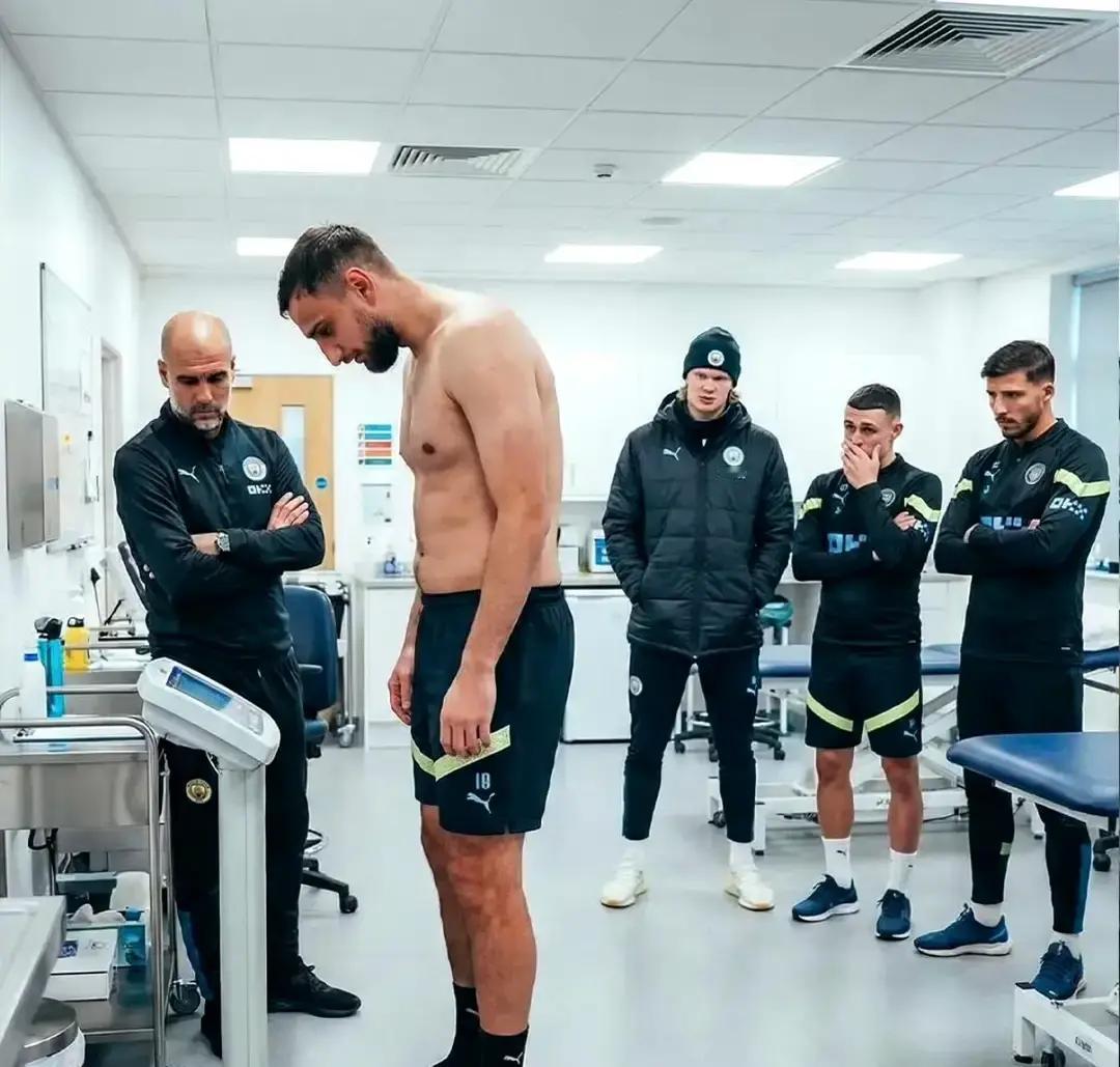 圣诞回来称重，飙过3公斤红线？直接禁赛。瓜帅的体重秤，比欧冠决赛还残酷。去