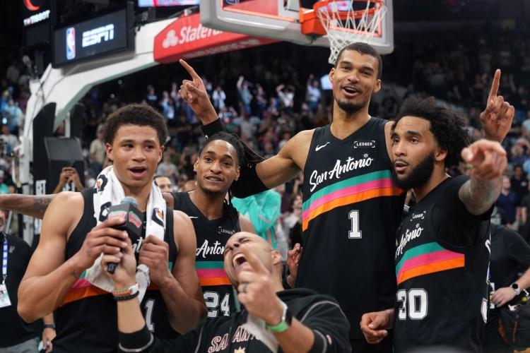 过去16场比赛，马刺15胜1负——防守效率联盟第1——进攻效率联盟第3马