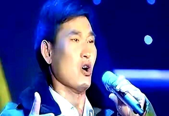 大衣哥朱之文，红了15年，大家都说他变了。确实变了，西装穿上了，肚腩也减掉了