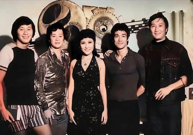 1972年，众星璀璨定格瞬间。李小龙精悍，谢贤不羁，丁佩明艳，小麒麟豪迈，许冠杰