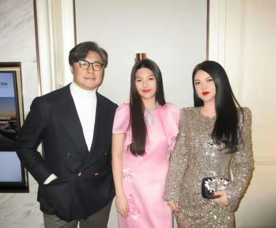 李湘一家参加聚会，王诗龄不愧是留英精英举止文雅，王岳伦甘做护花使者，李湘竟然瘦出