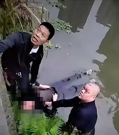 警察追问年轻人为啥不救落水的专家，小伙的回答让人心里咯噔一下：“我怕他问我有没有