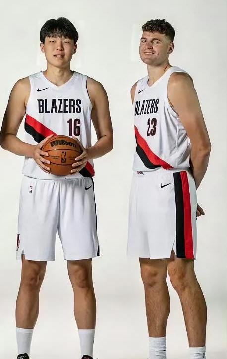 不吹不黑，杨瀚森和克林根今日比赛数据对比！！杨瀚森:本场替补出战13分钟，投