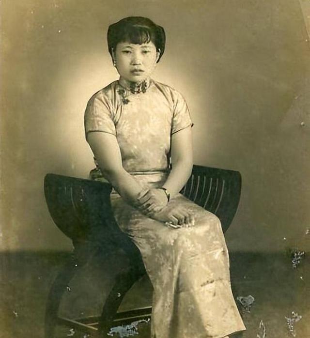 1961年，如花似玉的马月兰被迫嫁给了亲伯父马步芳，岂料没过多久，马步芳竟把主意