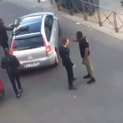 假的[抠鼻]正常情况下他就不会在哪儿站着，见面搭话开始就举手趴在地上了，动手的一