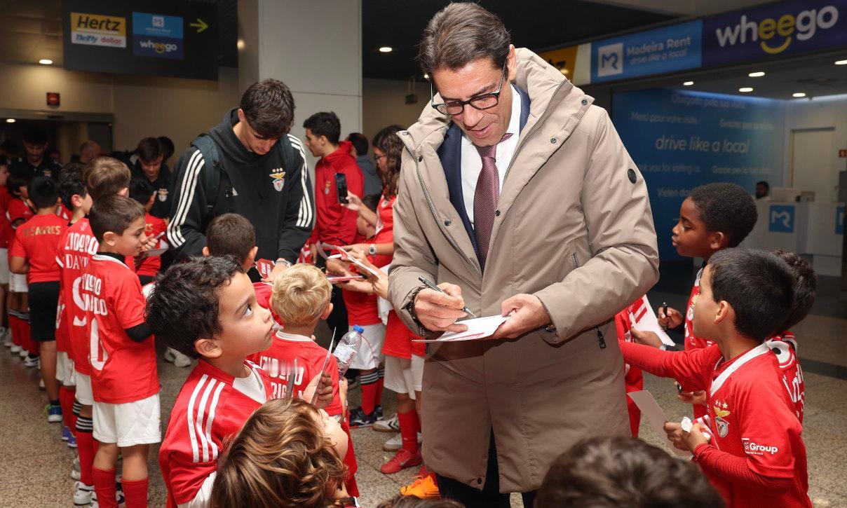 夜凉如水，穆里尼奥率队抵达马德拉岛时，众多本菲卡球迷在机场迎接球队，并热情洋溢地