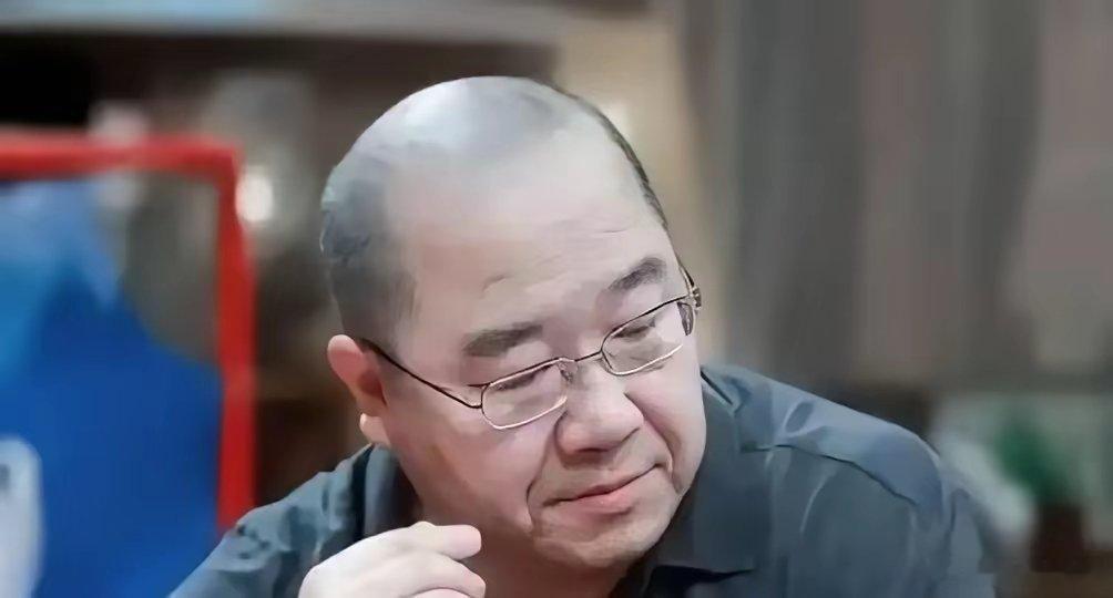 英达在直播里说想跟巴图吃饭。巴图回了句“祝愿英老师万事顺遂”。英老师。这个称呼让