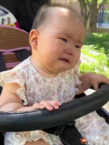 北京一位宝妈带着9个月大的宝宝去公园散步，看见公园里有一名大爷在拉二胡，于是宝妈