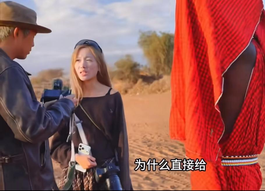 中国游客去非洲被骗了100美元，穿红衣服的光头索要每个人20美金，总共有五个人，