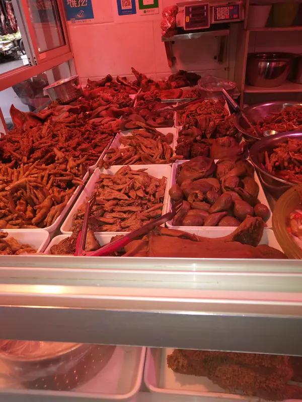 合肥76岁的卤菜周大爷可真是个话题人物。他经营的“七万卤菜店”，自2022年被探