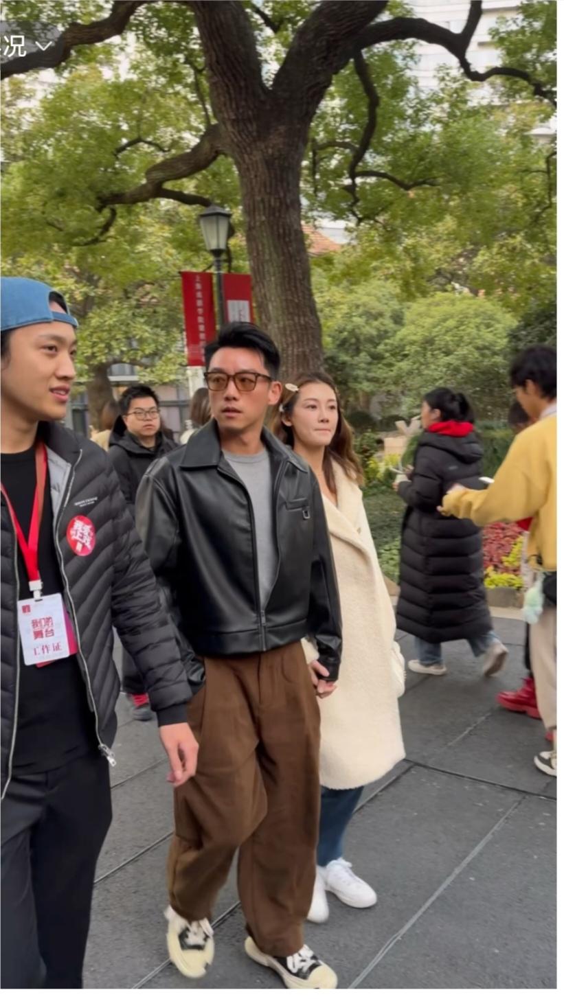 苗苗和郑凯太相爱了，到哪都食指紧扣。