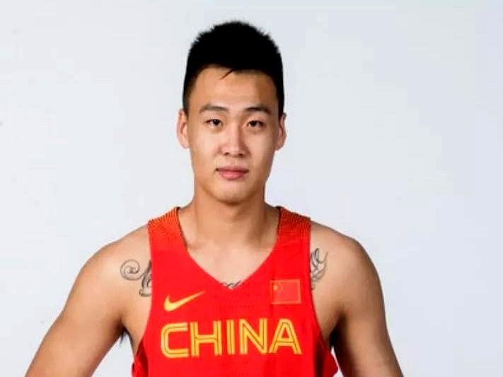 男篮主控这位置，真不是谁都能坐稳的。郭艾伦曾经是绝对核心，场均5.6个助攻，