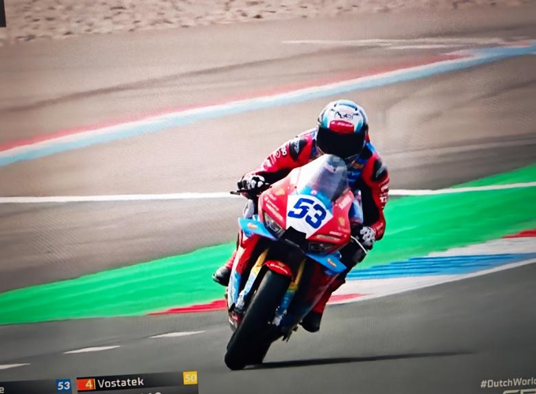 欧洲人急了。他们给中国赛车焊上了7公斤的铅块，还削了5%的动力。你以为这是打压