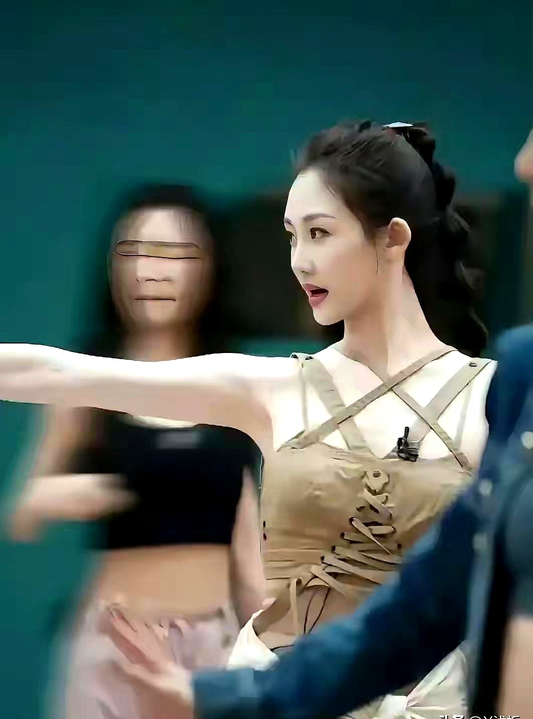 跨年晚会后台，郑恺盯着角落里一个没化妆的女人挪不开眼。她裹着件长羽绒服，身边连个倒水的助理都没有。见