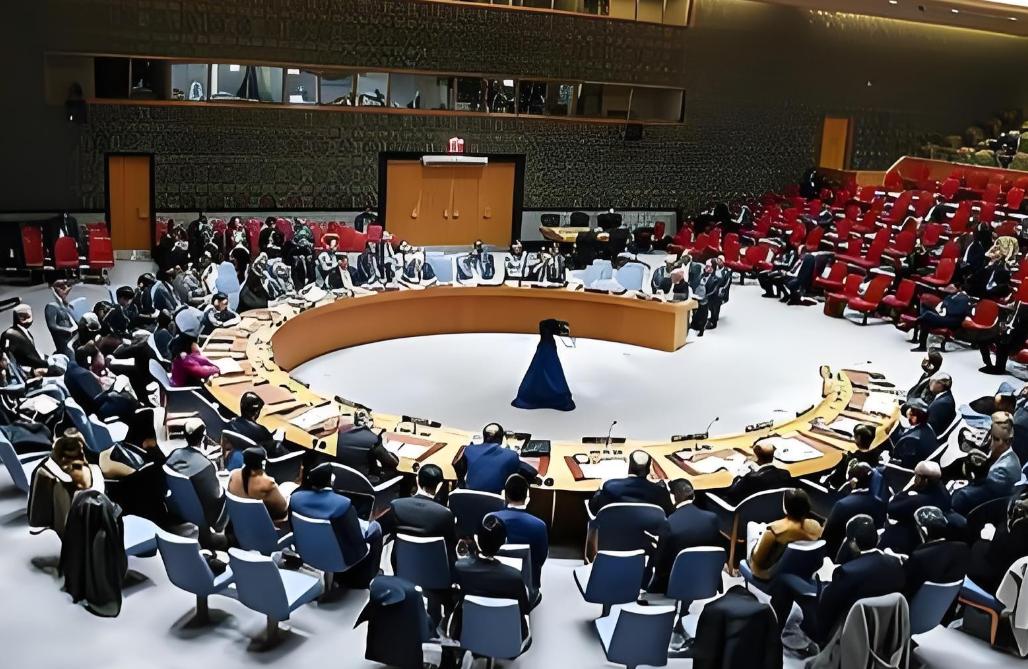 俄罗斯这次在联合国，算是把桌子彻底掀了。指着鼻子问美国：“谁封你当的‘世界法官’