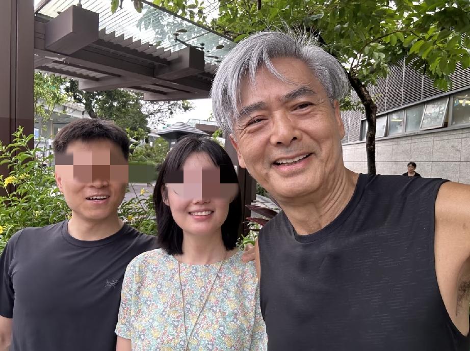 9月4日早上，周润发在香港山上跑完步，开20万左右的国产电车去买早餐，素颜好邋遢